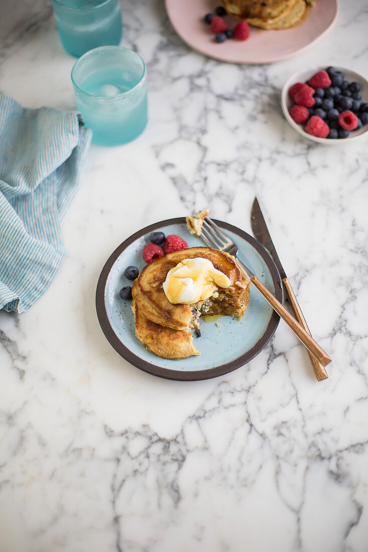 Pancakes mit Beeren, angebissen