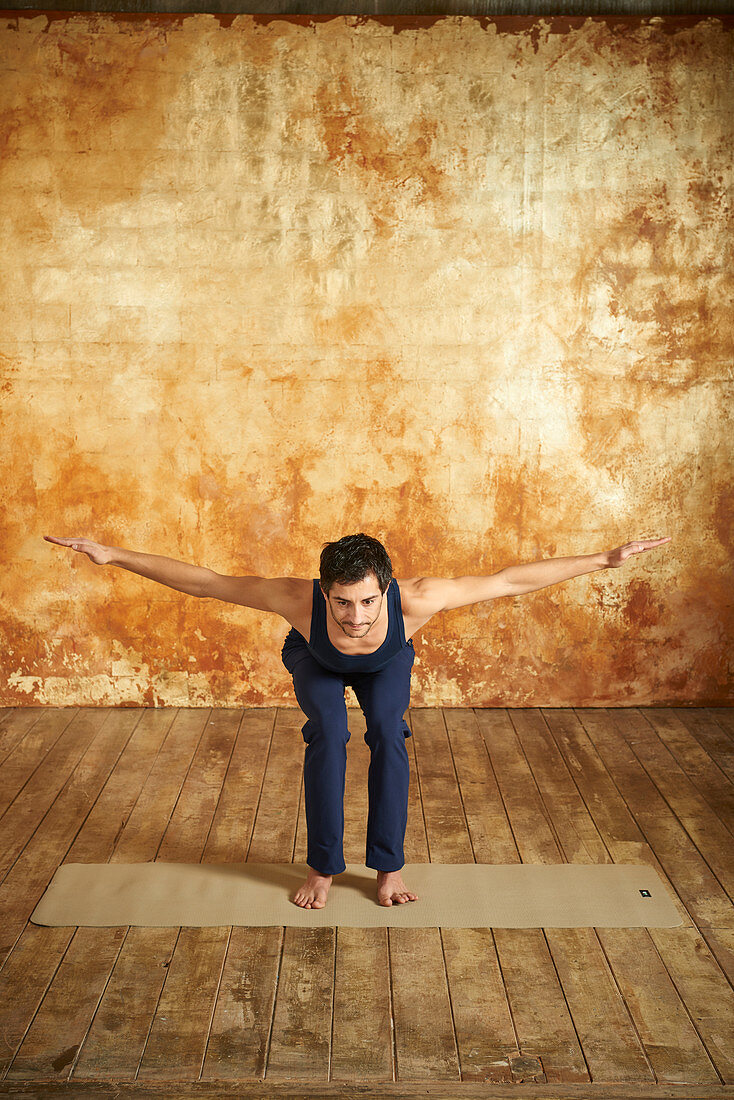 Die acht Bewegungsrichtungen der Wirbelsäule (Yogaübung)