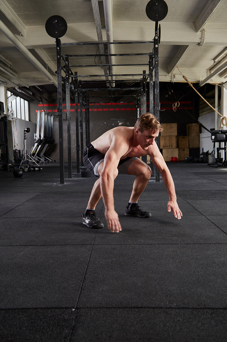 Junger Mann bei Fitnessübung Man Maker Big