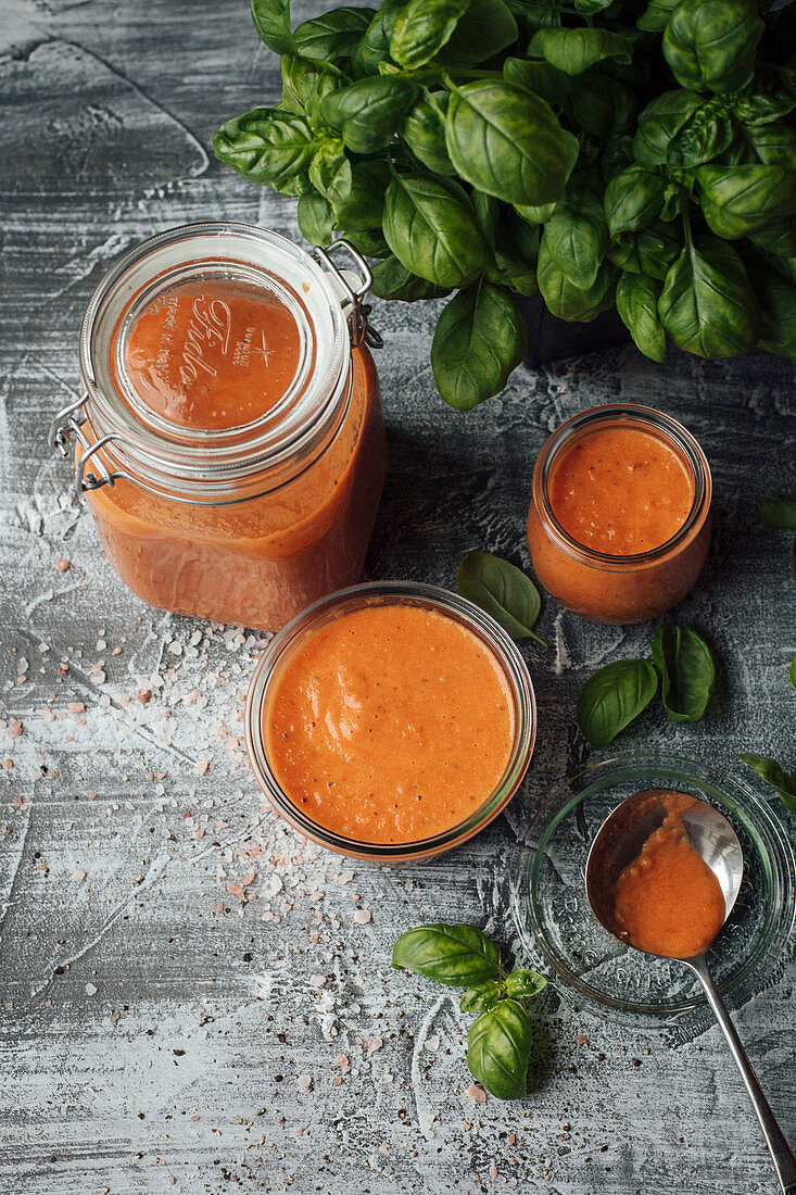 Tomaten-Basilikum-Suppe im Glas