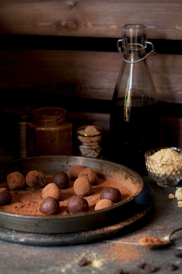 Schokoladentrüffeln mit Rum und Ingwer in Kakaopulver wälzen