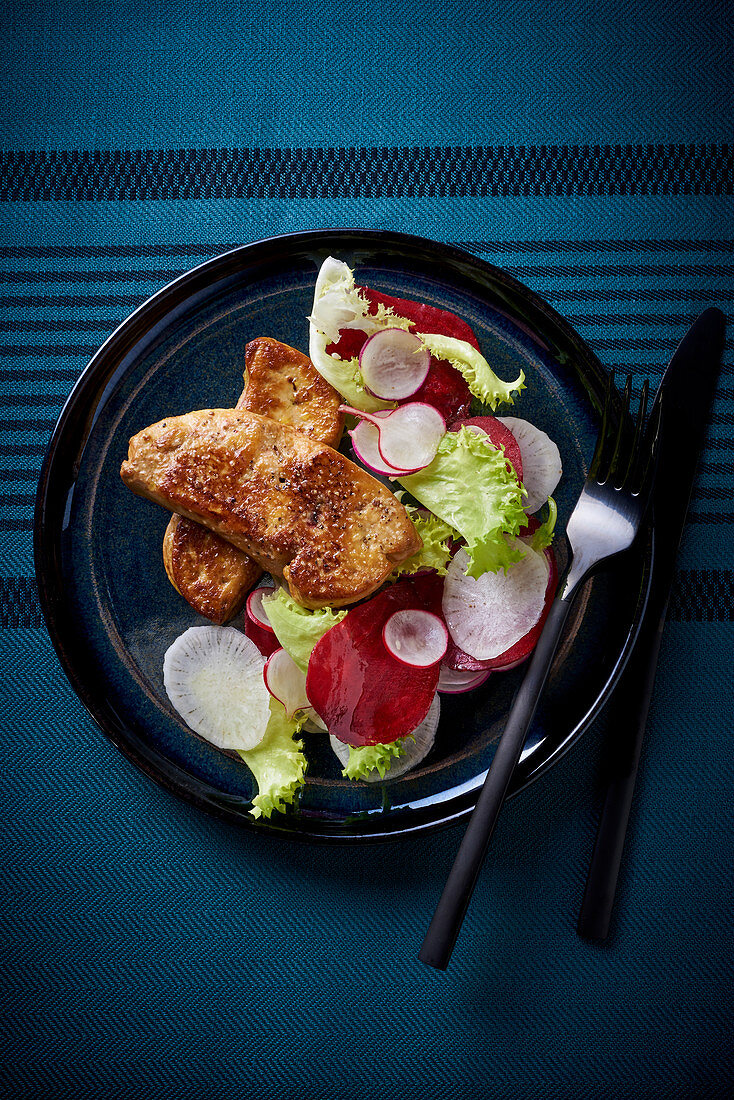 Gebratene Gänseleber mit Salat