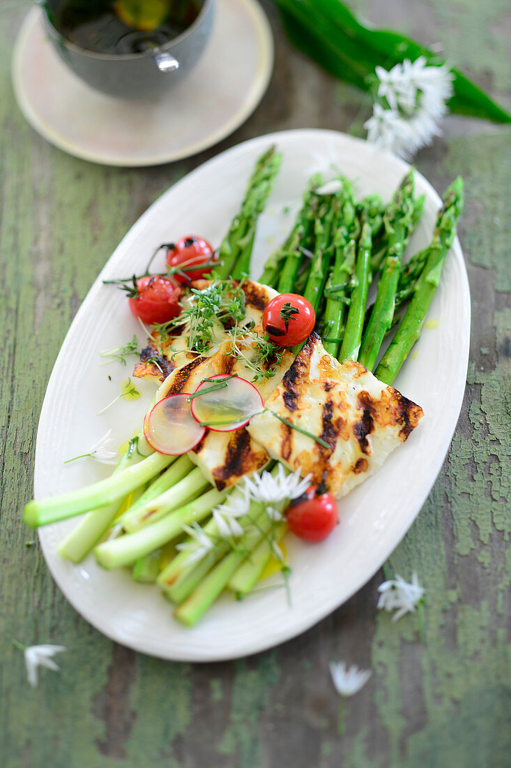 Roasted green asparagus with grilled halloumi