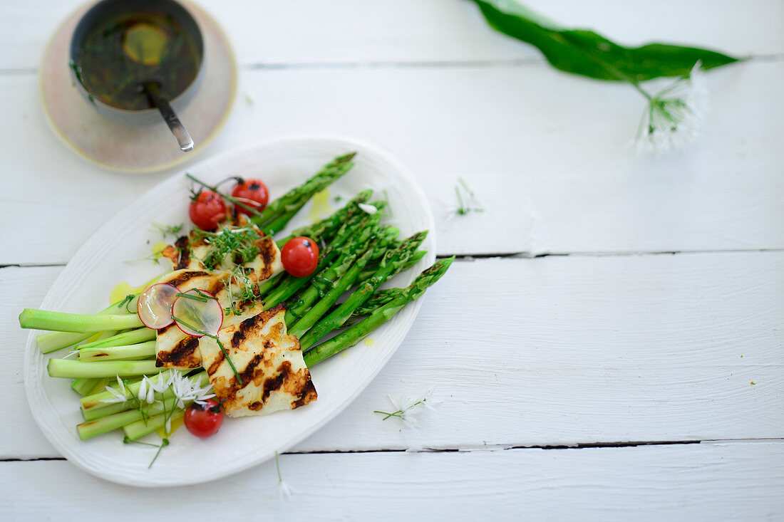 Roasted green asparagus with grilled halloumi (top view)