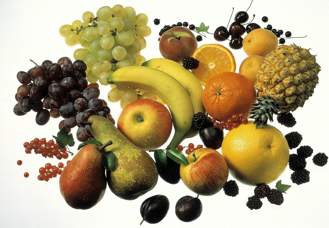 Stillleben mit Obst, Beeren & Früchten auf weiß