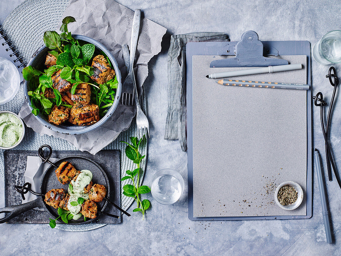 Gegrillte Schweinefleischspiesse mit Minze und Joghurtdip