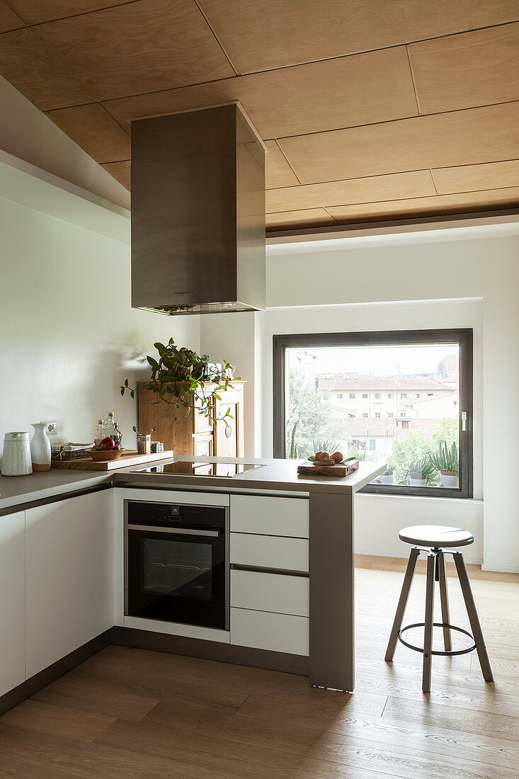 L-shaped, fitted kitchen with counter