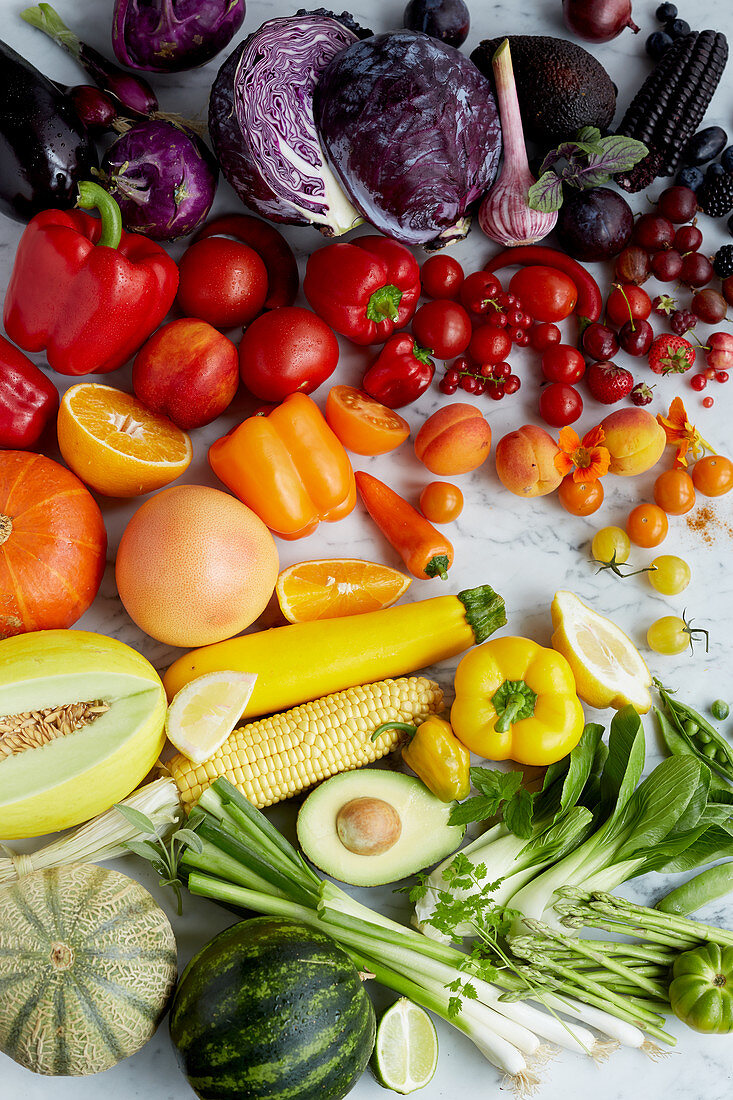 Frisches Obst und Gemüse im Farbverlauf arrangiert