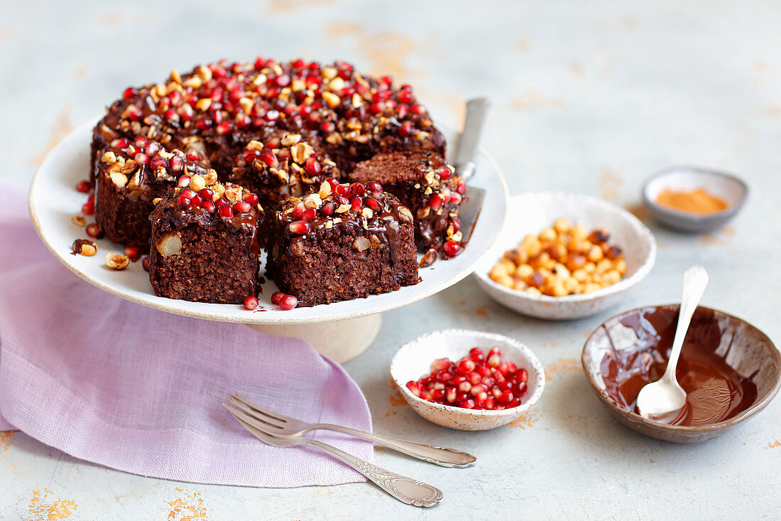 Hirse-Brownies mit Birnen und Granatapfelkernen