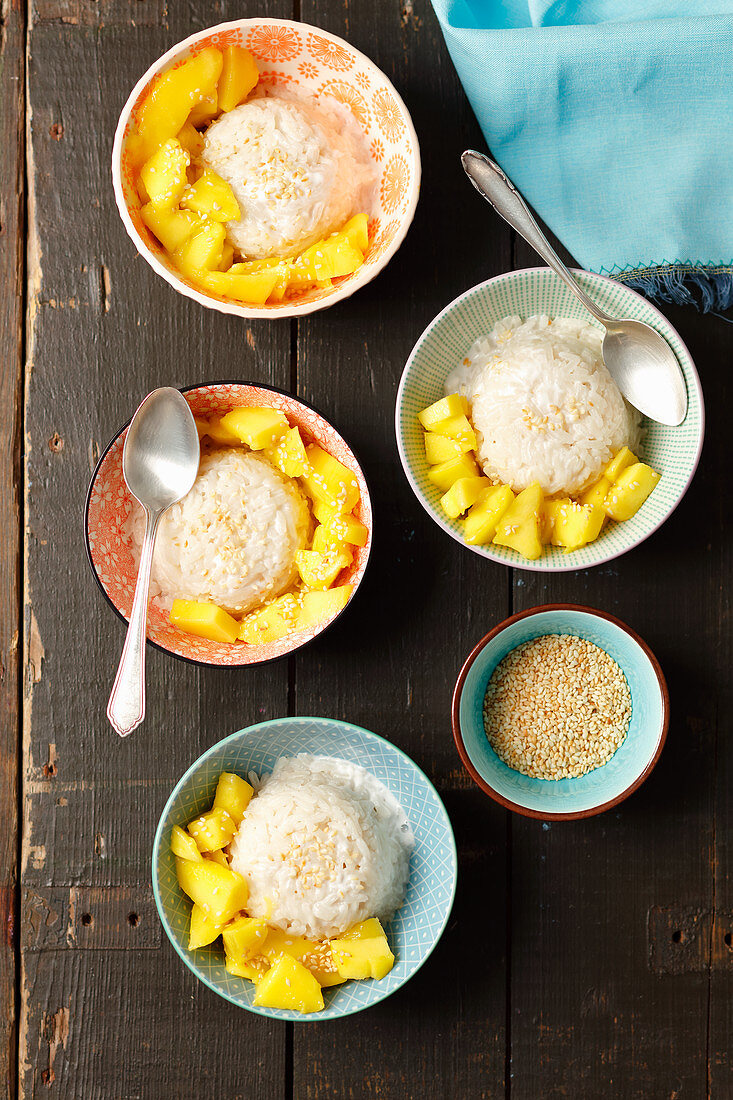 Thailändischer Reis-Kokos-Pudding mit Mango