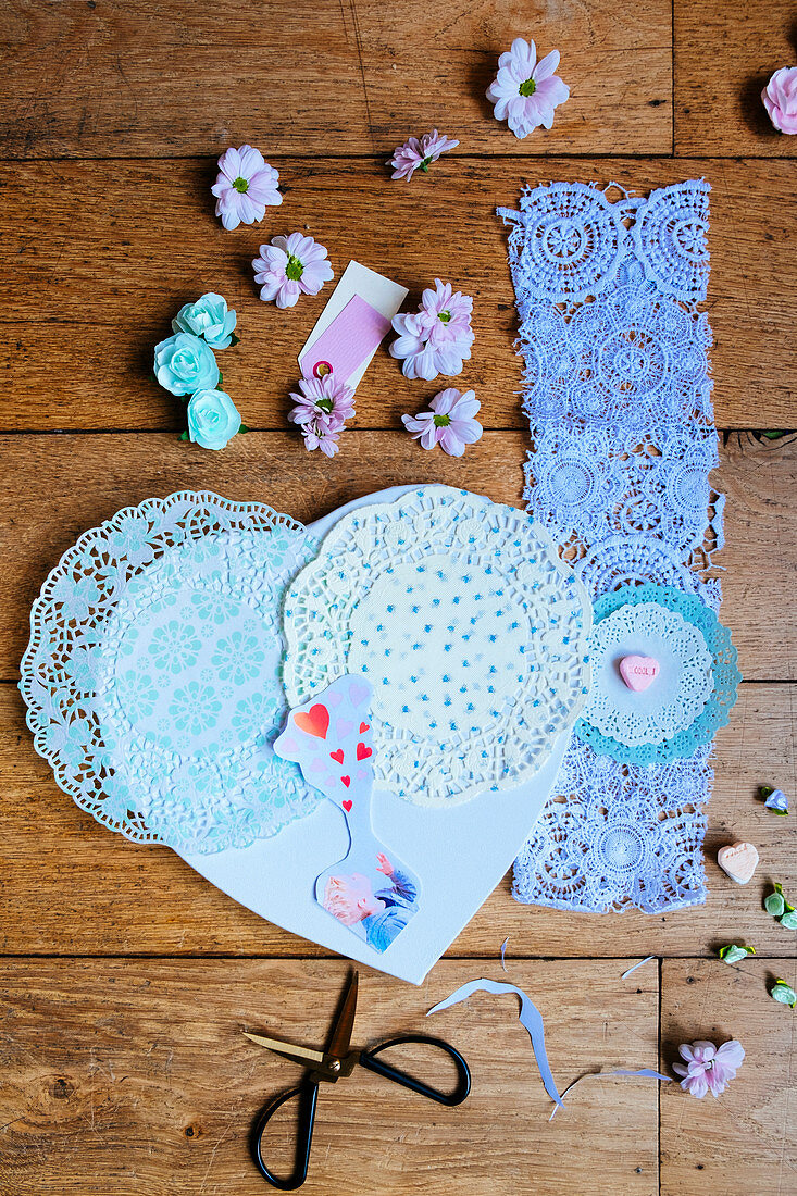 DIY-Geschenkideen für Muttertag mit Leinwandherz, Tortendeckchen und Kinderfoto