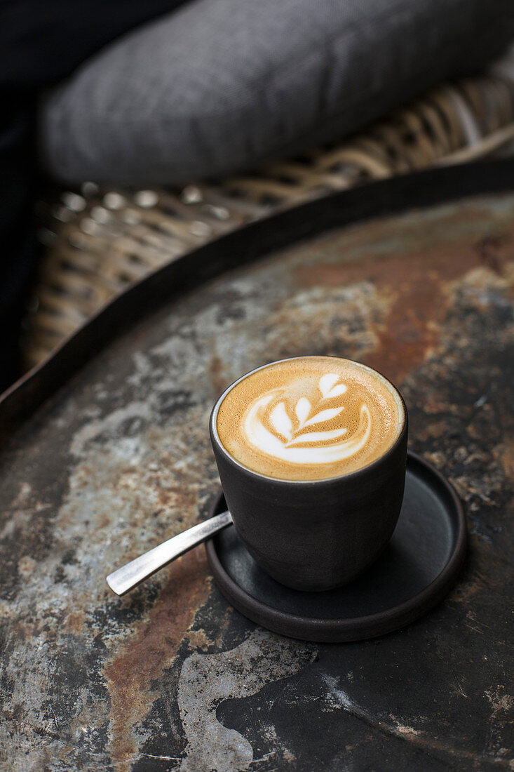 Eine Tasse Cappuccino mit Milchschaummuster