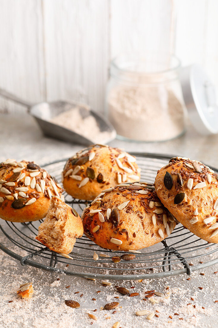 Quark spelt rolls with seeds