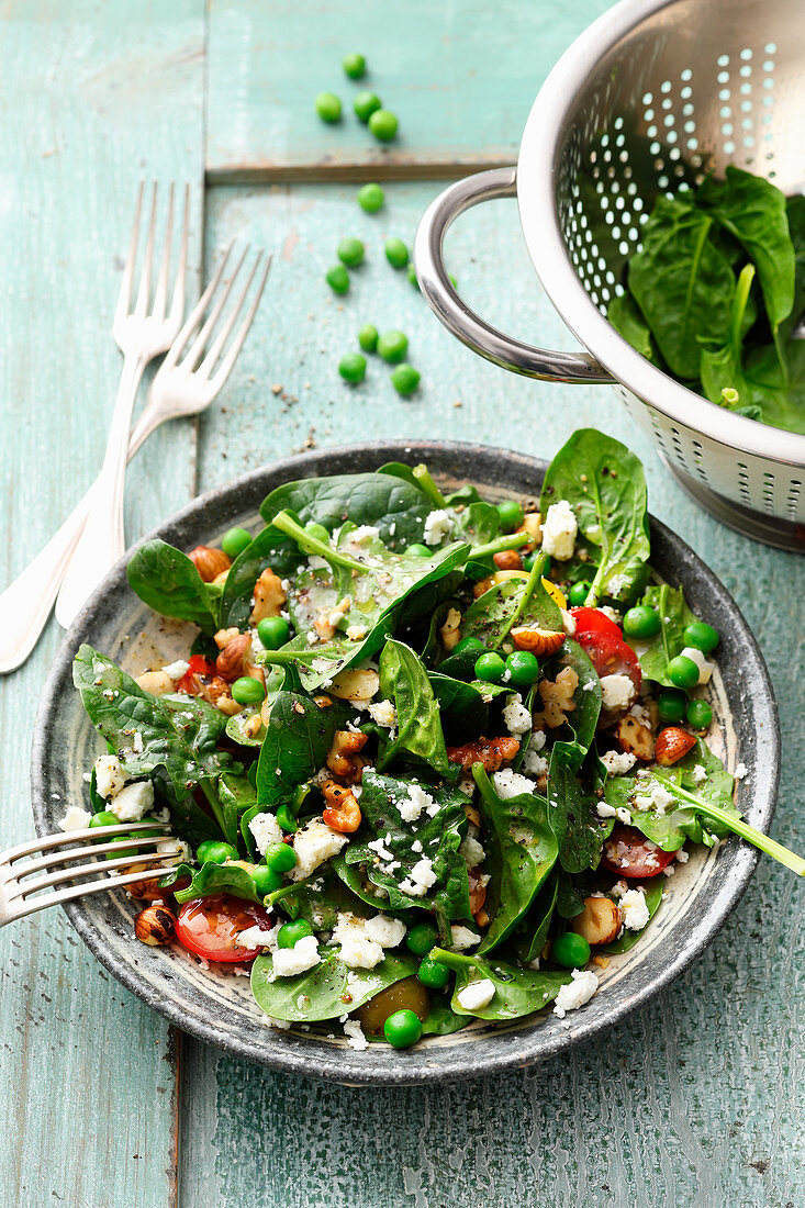 Glutenfreier Spinatsalat mit Erbsen und Feta