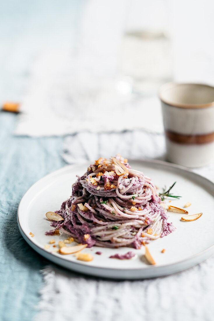 Spaghettini mit Rotkohlpesto, Mandeln, Anchovis und Brotbröseln