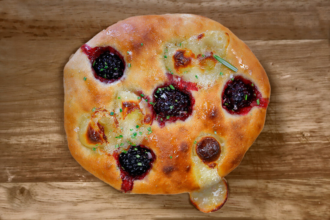 Foccacia with blackberries and goat's cheese