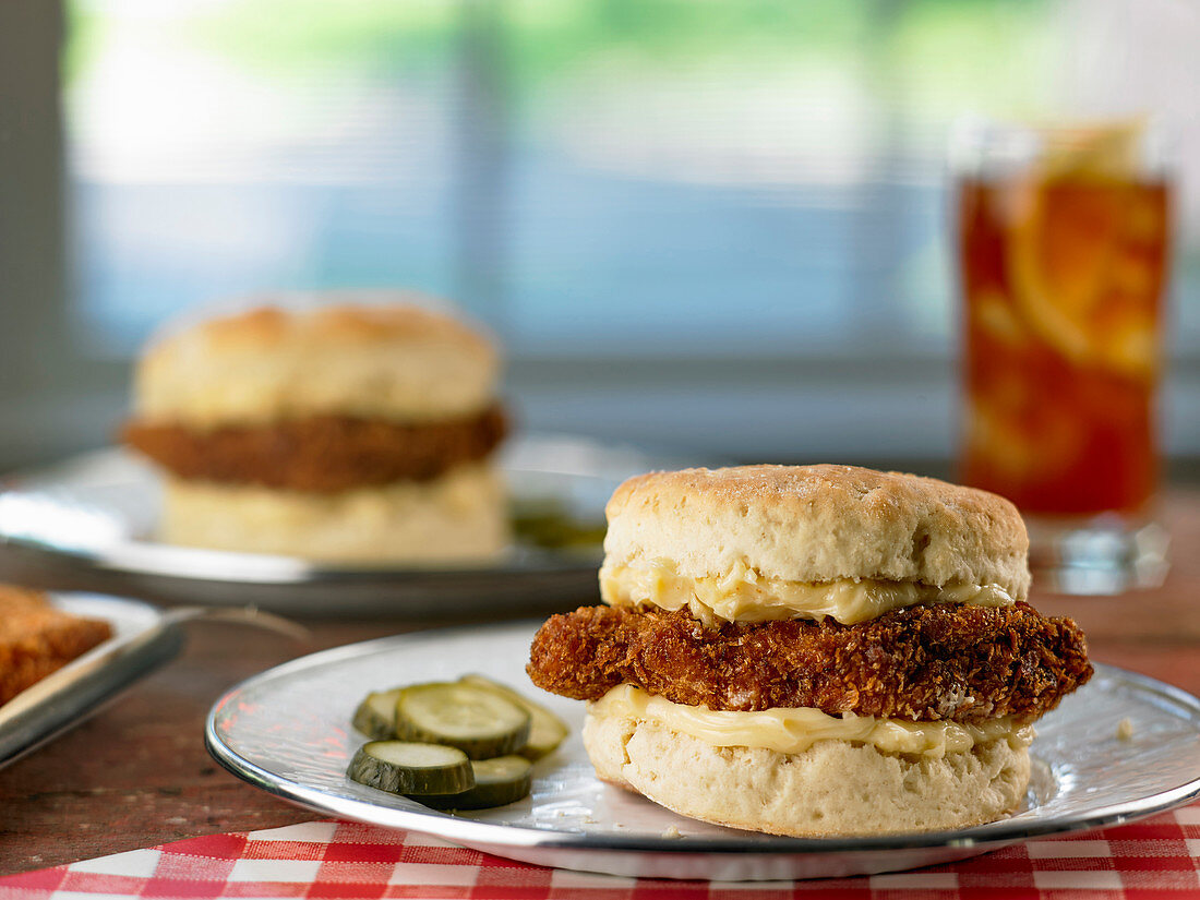 Fried Chicken Biscuits mit Honigbutter und Essiggurken