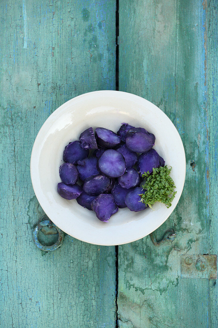 Bavaria meets Italy – purple potato wedges with salsiccia