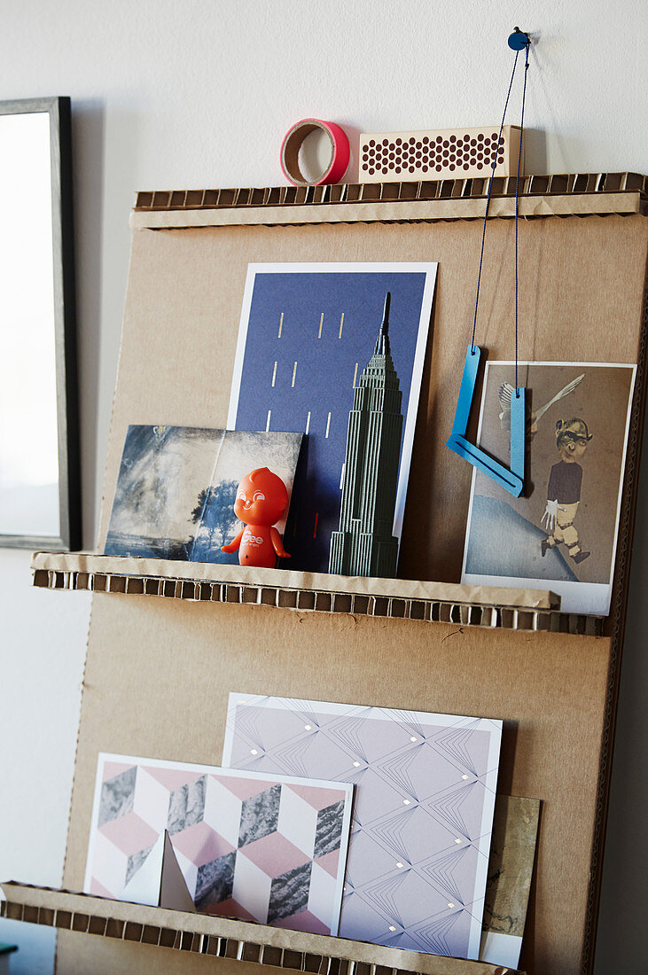 DIY-Regal aus Pappe mit verschiedenen Karten