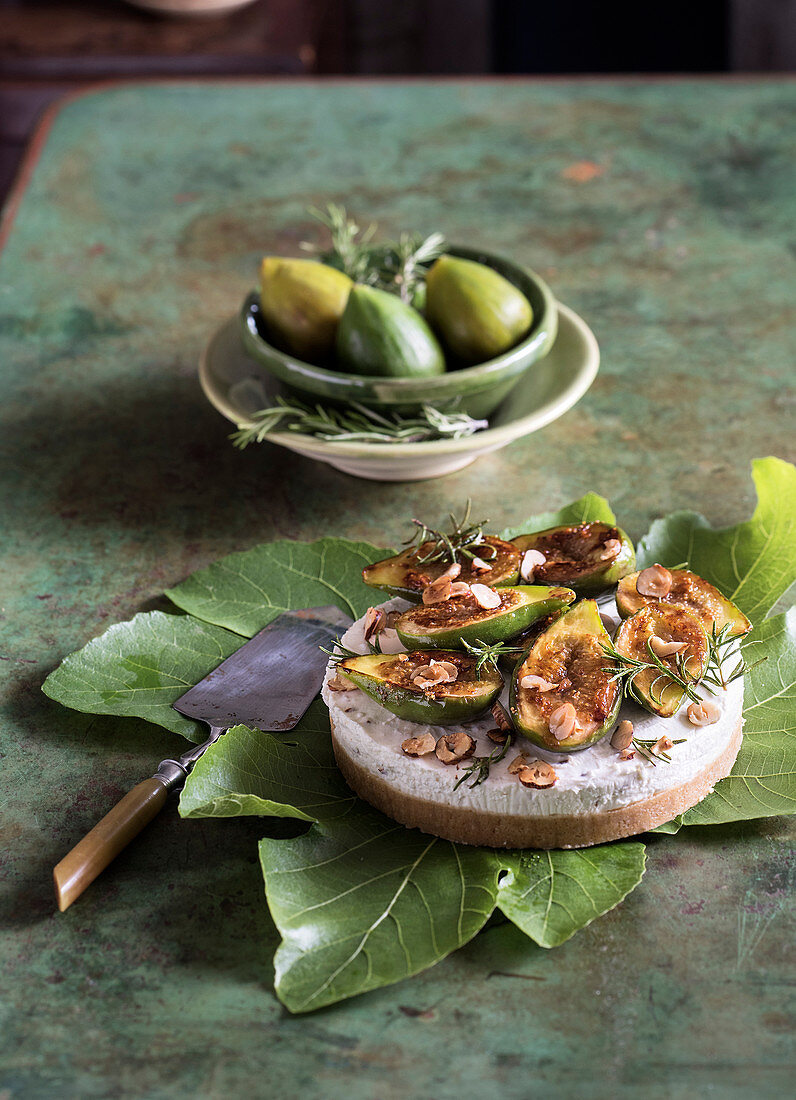 Pikanter Cheesecake mit Feigen und Haselnüssen