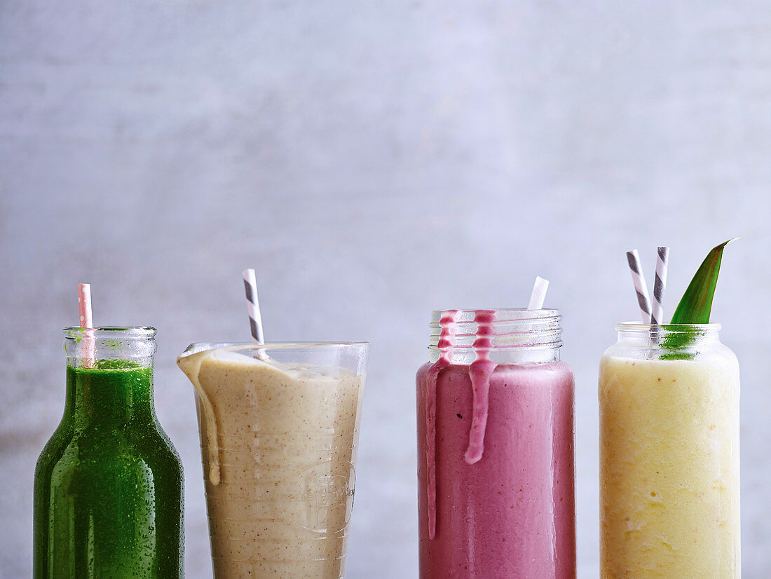 Grüner Super-Smoothie, Mandel-Avocado-Proteinsmoothie, cremiger Himbeersmoothie und Summer-Sunrise-Smoothie