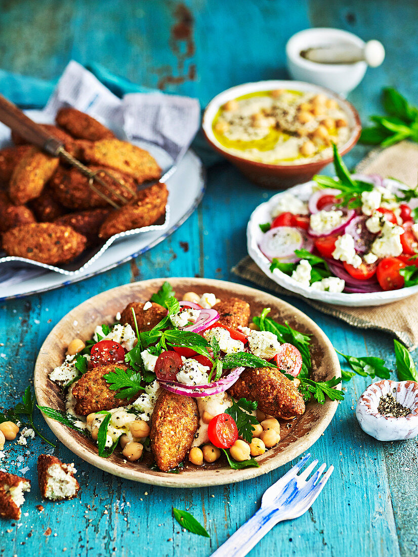 Glutenfreie Blumenkohl-Falafel mit Samen, Gemüse und Feta