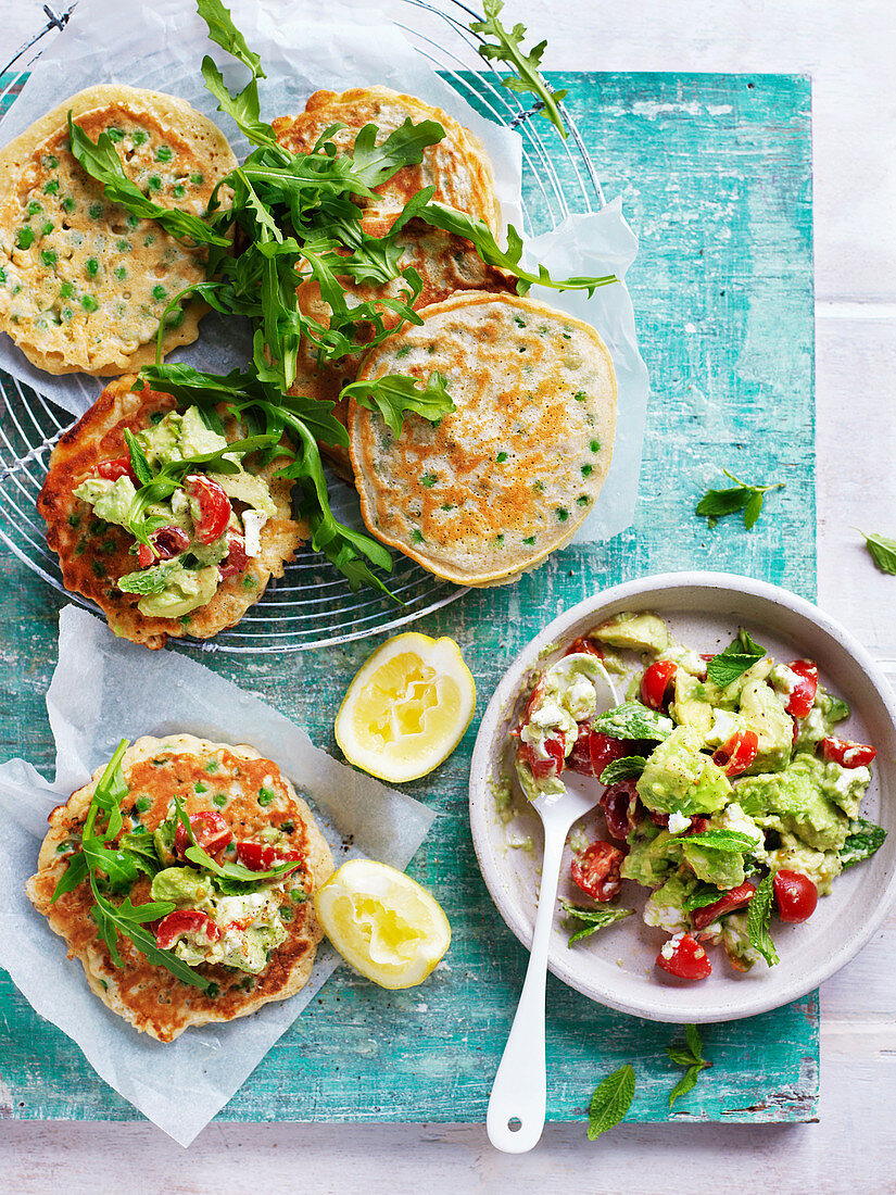 Erbsenpuffer mit Avocado und Ziegenkäse