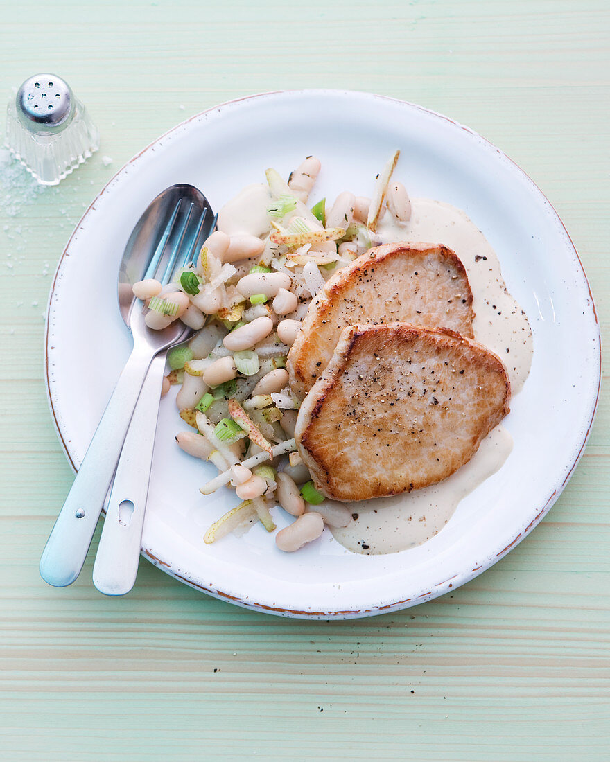 Escalope with white beans, spring onions and pears