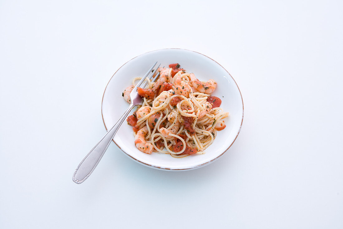 Spaghetti and tomato salad with prawns