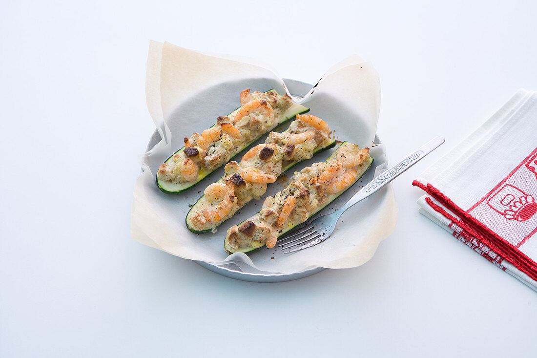 Courgettes filled with prawns with croutons and cream cheese