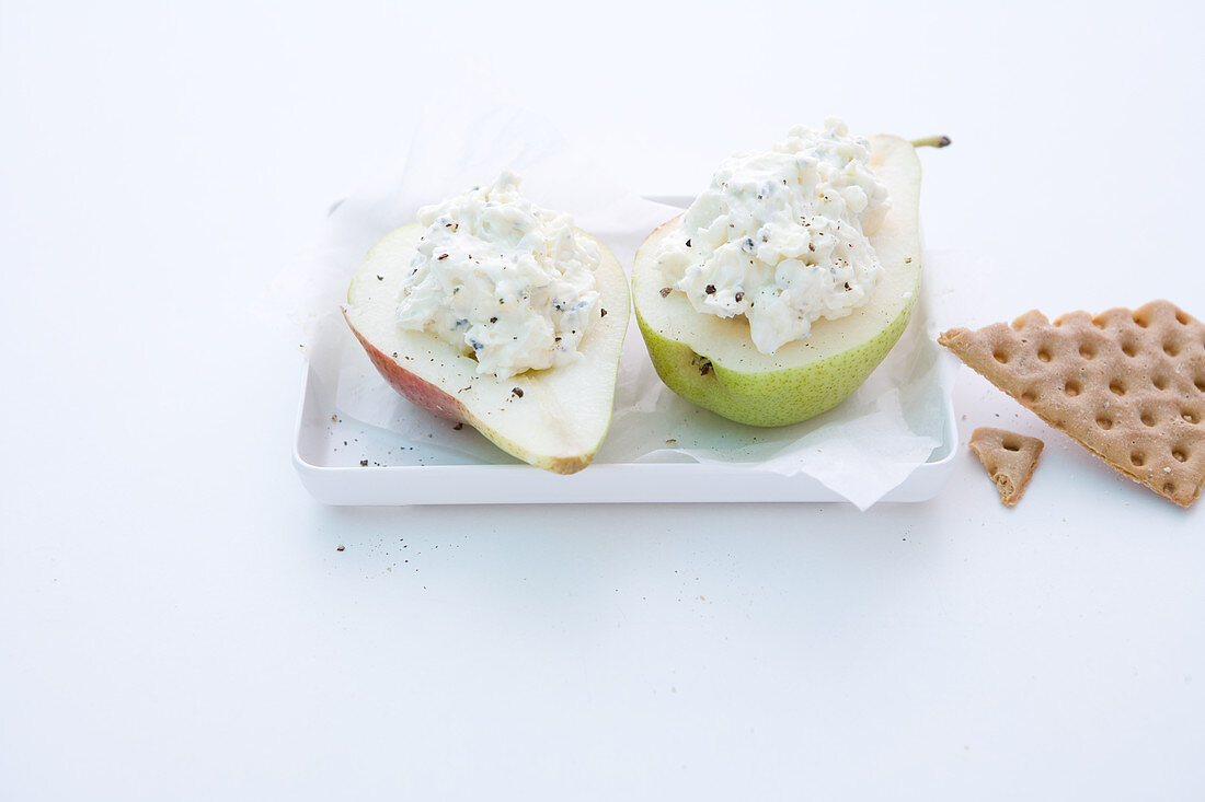 Stuffed pears with blue cheese cream served with crispbread