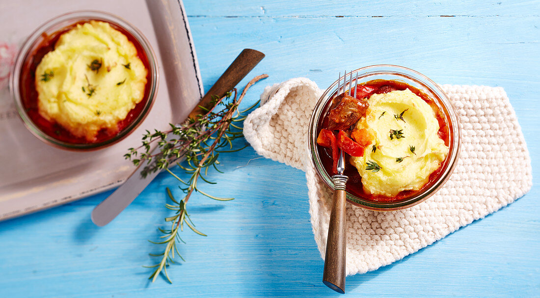 Lammragout unter der Kartoffelkruste mit Thymian und Rosmarin