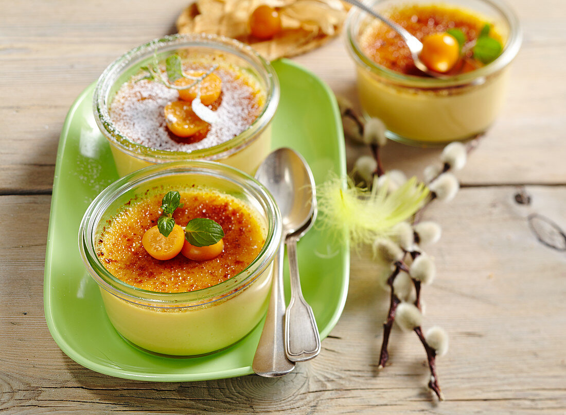 Crème brûlée mit Physalis zu Ostern