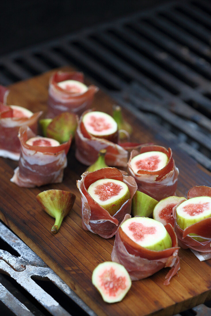 Fresh figs wrapped in pancetta on a grill