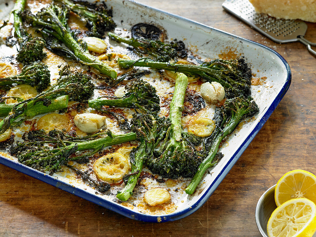 Geröstete Broccolini und Zitrone mit knusprigem Parmesankäse