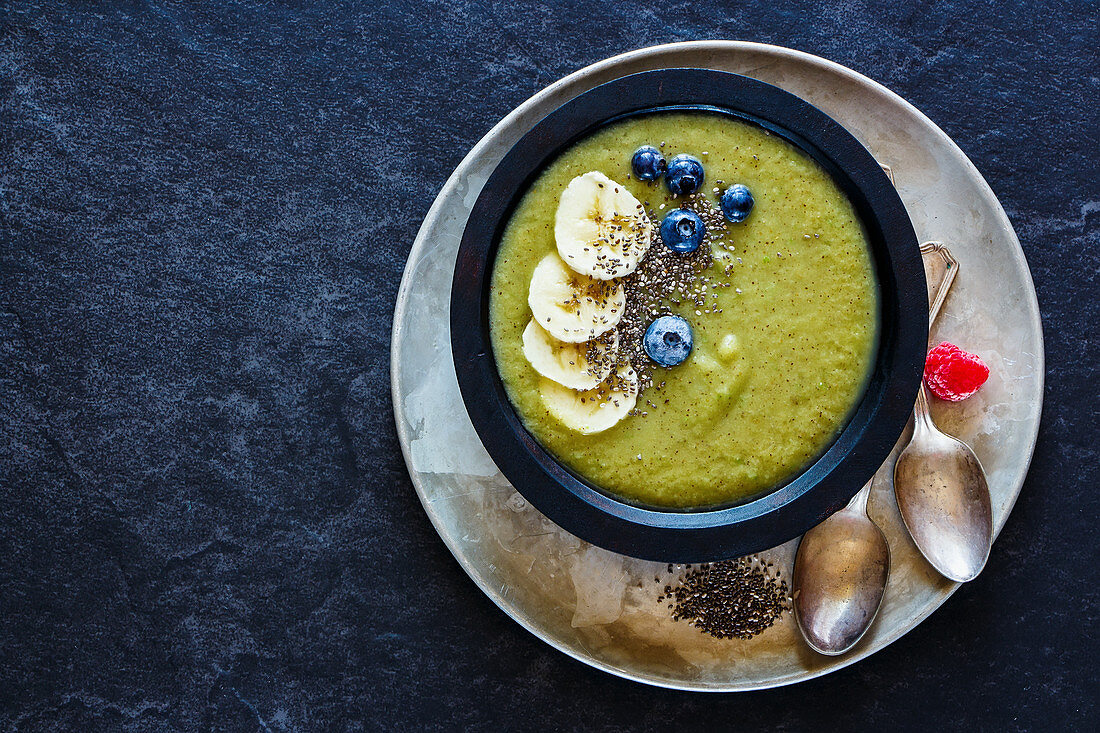 Grüne Smoothie Bowl mit Banane, Chiasamen und Blaubeeren