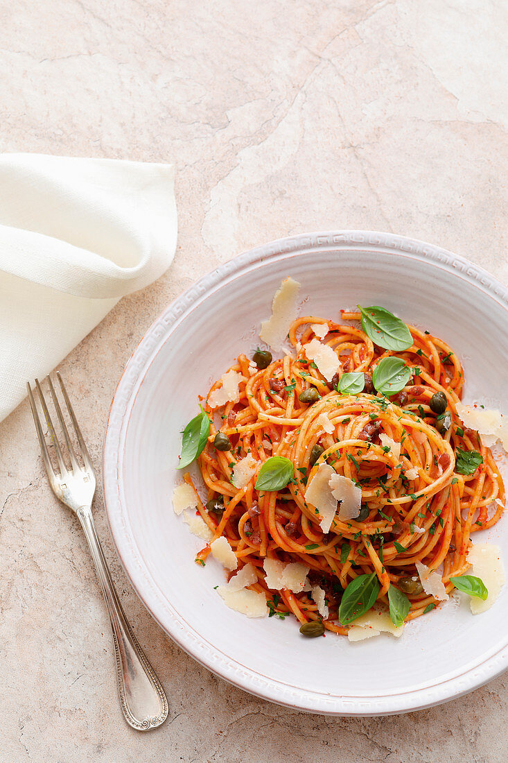 Spaghetti mit Tomaten, Sardellen und Kapern