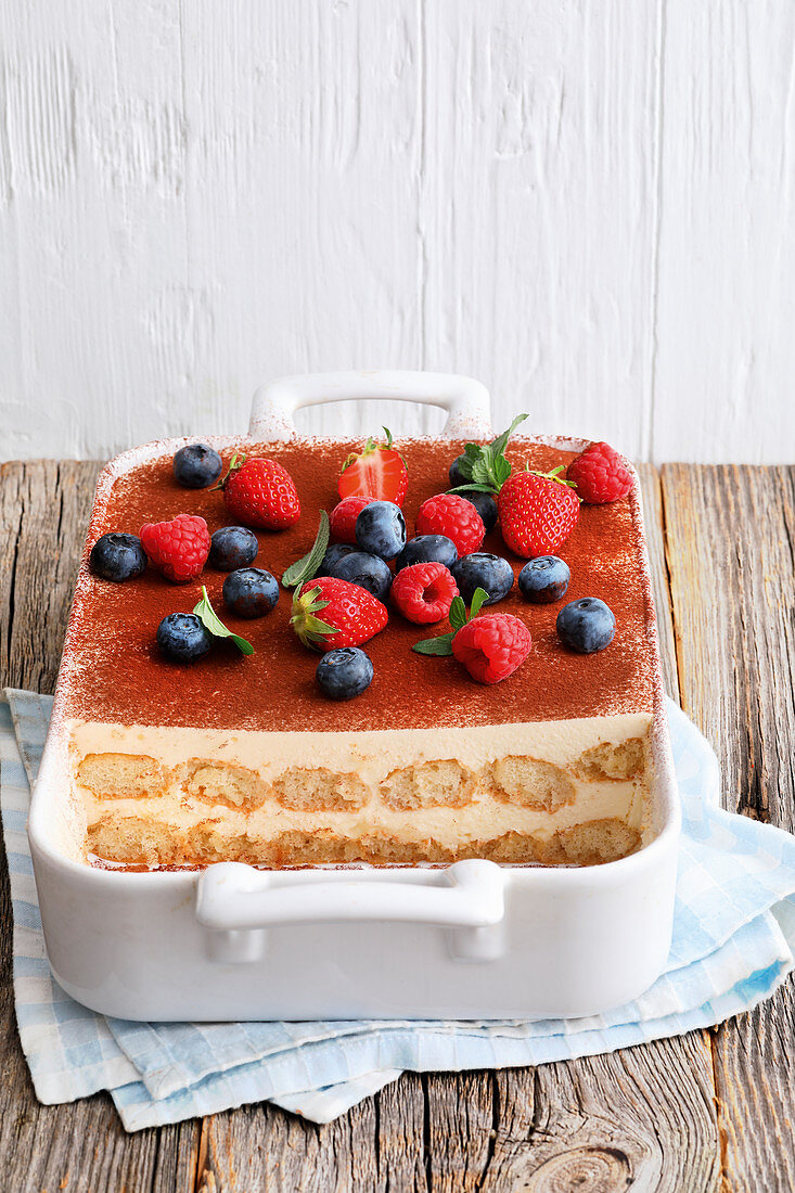 Bayerisches Weißbier-Tiramisù mit frischen Beeren