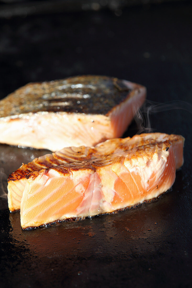 Grilled salmon steaks (close-up)