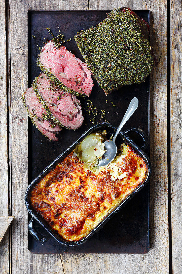 Gegrilltes Kräuter-Roastbeef mit Kartoffel-Kohlrabi-Gratin