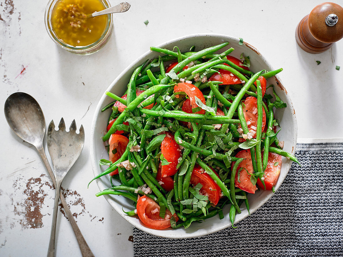 Grüner Bohnensalat mit Tomaten – Bilder kaufen – 12537929 StockFood