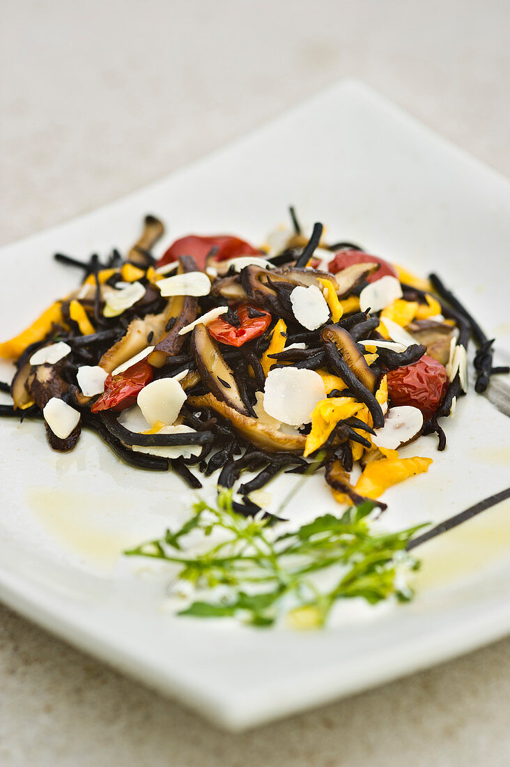 Hiziki-Algensalat mit Shiitake und gebratenem Gemüse