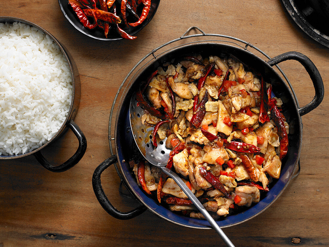 Sichuan-Hähnchen mit getrockneten roten Chilis und Reisbeilage