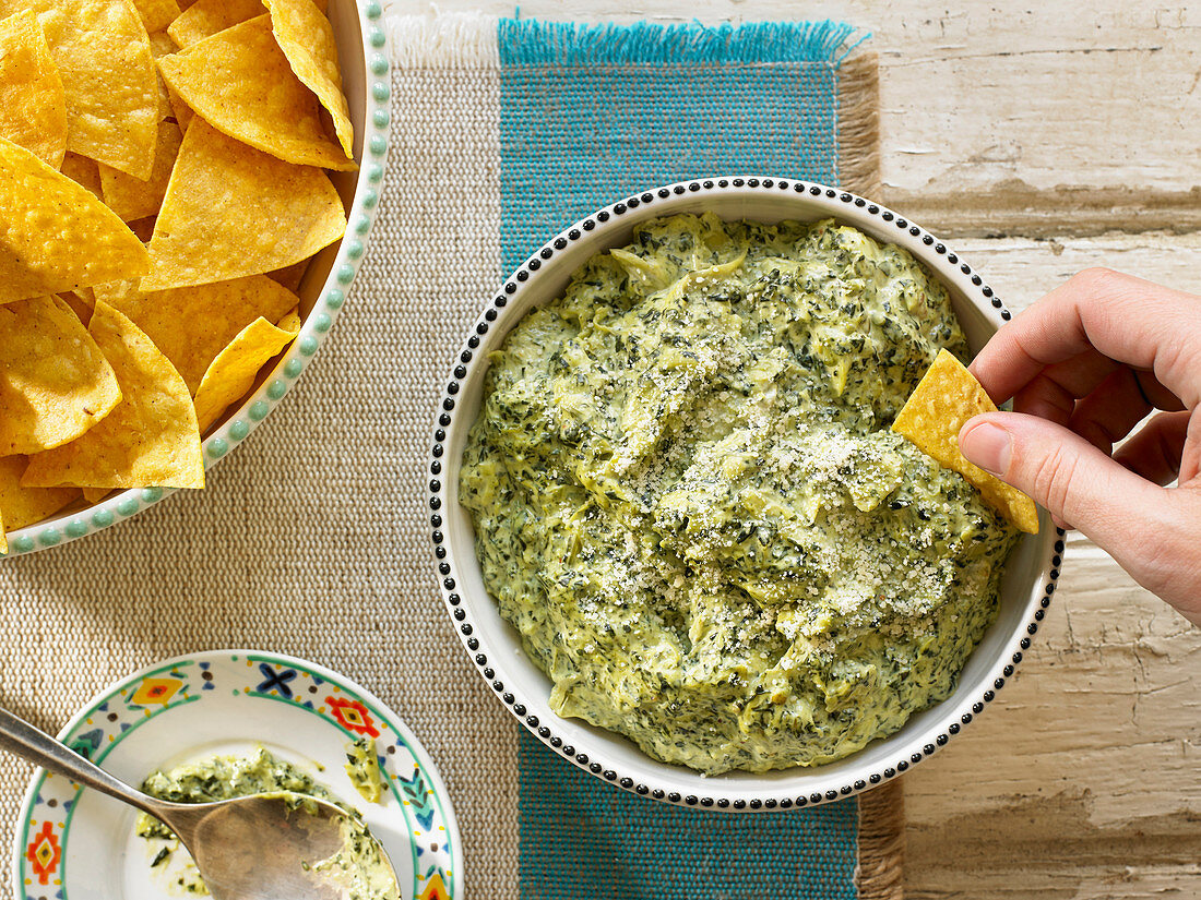 Spinat-Artischocken-Dip mit Tortilla-Chips