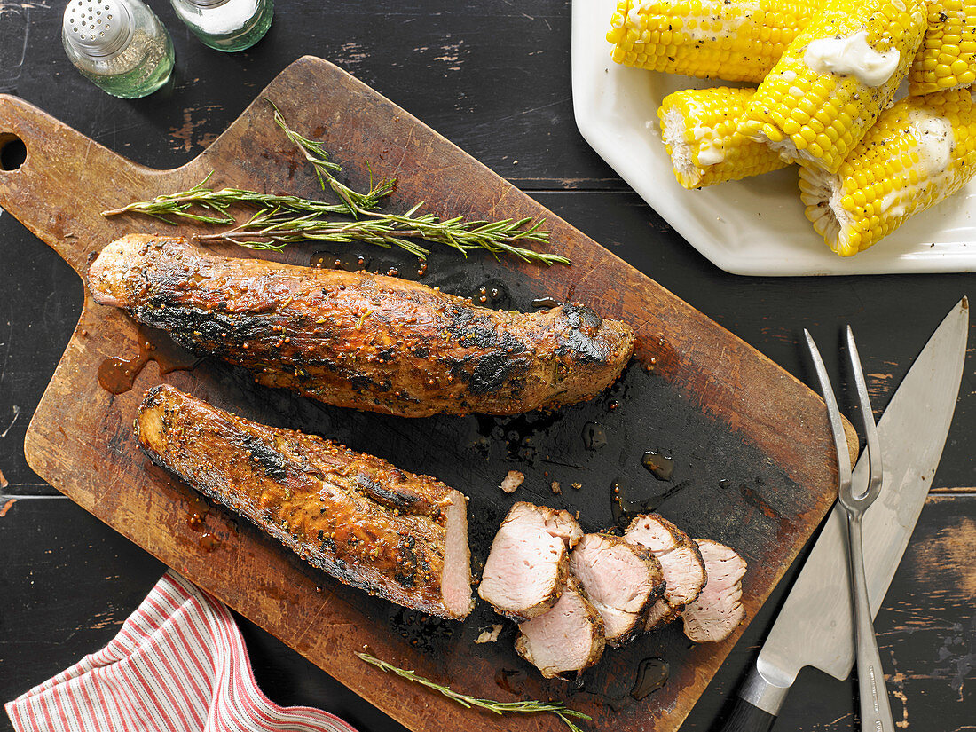 Schweinefilet mit Senfglasur und Maiskolben