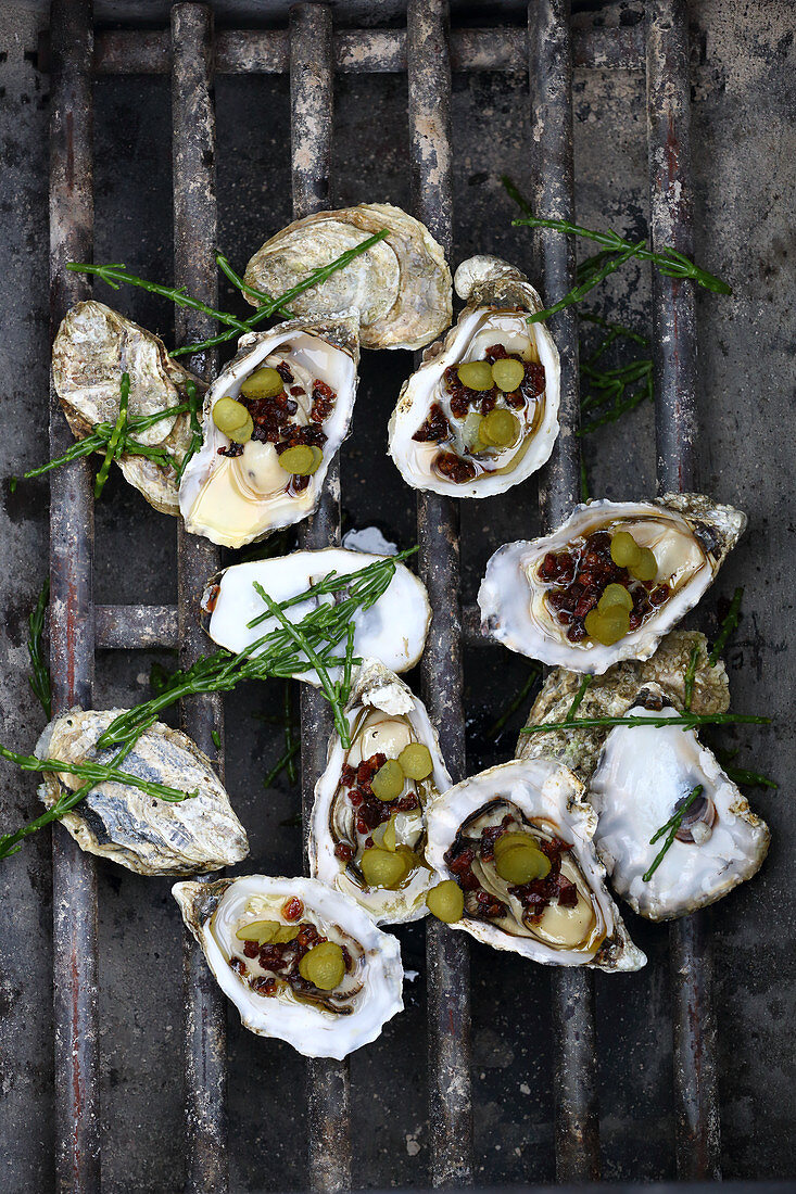 Gegrillte Austern mit Speck und Essiggurken