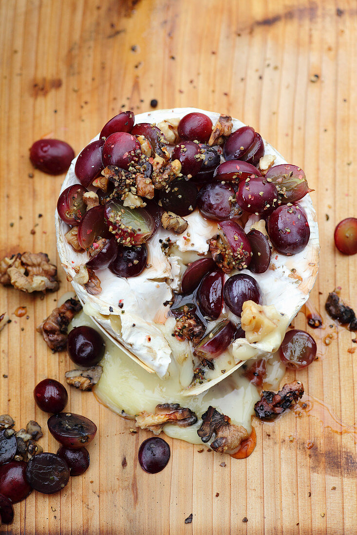 Grilled Camembert with grapes and nuts