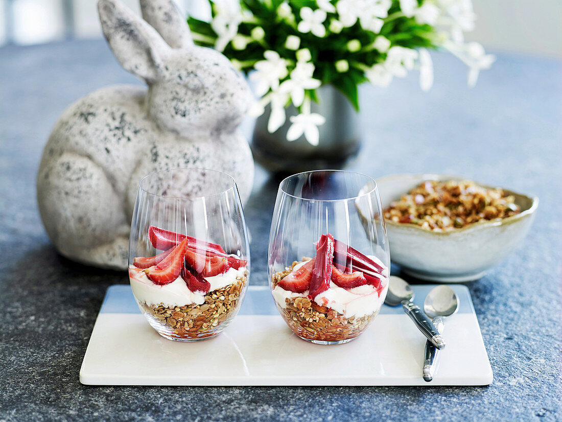 Müsli mit gebratenem Rhabarber und Erdbeeren im Glas zu Ostern