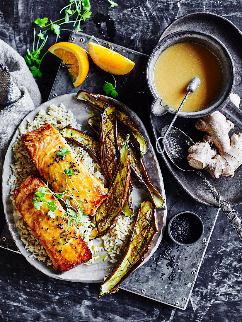 Gegrillte Lachsfilets mit Miso-Ingwer-Marinade