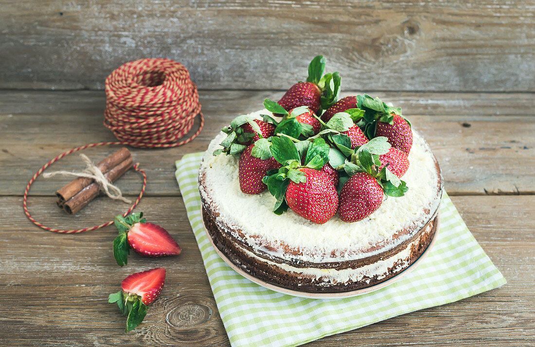 Rustic spicy ginger cake with cream-cheese filling and fresh strawberries